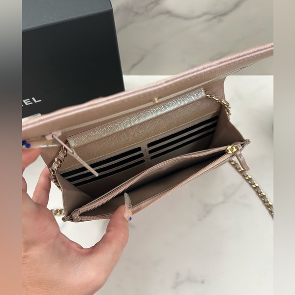 🔥RARE!! CHANEL•Iridescent Caviar Quilted Wallet On Chain - Picture 9 of 10